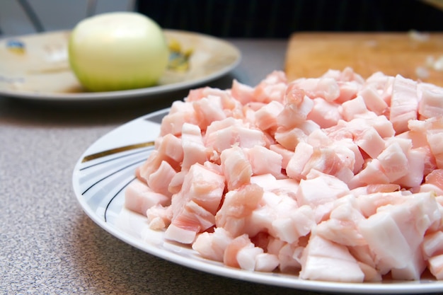 Rohes Schweinefleisch auf einem Teller