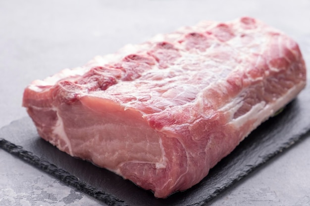 Rohes Schweinefleisch auf Knochen Nahaufnahme