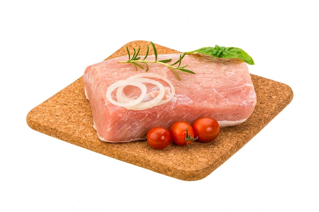 Rohes Schweinefleisch mit Zwiebelbasilikum und Rosmarin