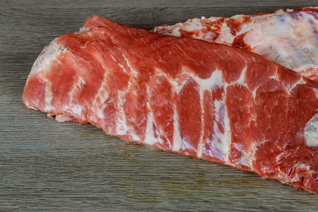 Rohes Schweinefleisch Rib Meat Ingredient auf rustikales hölzernes Schneidebrett