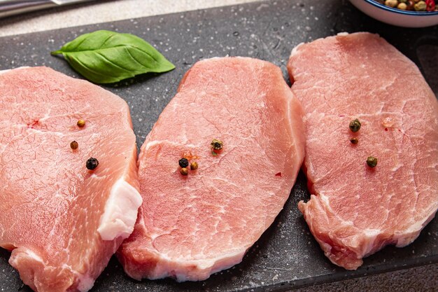 rohes schweinefleisch schneiden scheibe steak frische mahlzeit essen snack auf dem tisch kopieren raum essen hintergrund rustikal