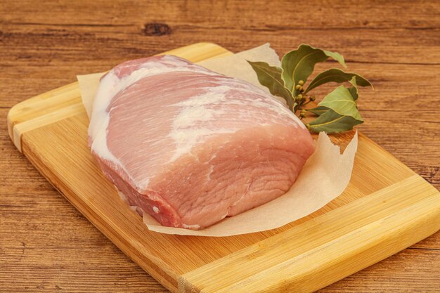 Rohes Schweinefleisch zum Kochen