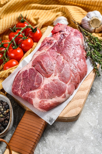 Rohes Schweinefleischmarmorsteak auf einem Schneidebrett