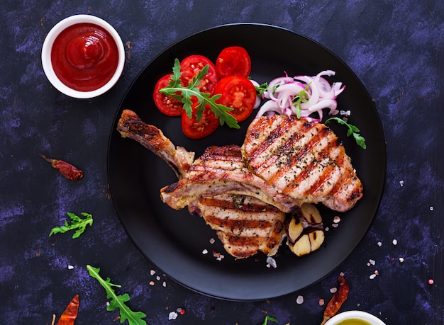 Rohes Schweinefleischsteak mit Kräutern