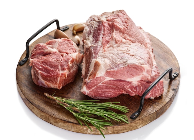 Rohes Schweinenackenfleisch auf Holzbrett Chop Steak Weißer Hintergrund