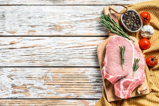 Rohes Schweinesteak auf dem Tisch