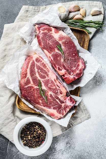 Rohes Schweinesteak mit Knochen. Marmoriertes Bauernfleisch.