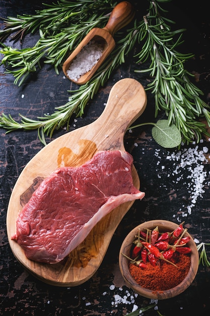 Rohes Steak mit Kräutern und Pfeffer