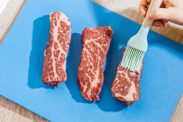 Rohes Steak mit Pinselöl bestrichen