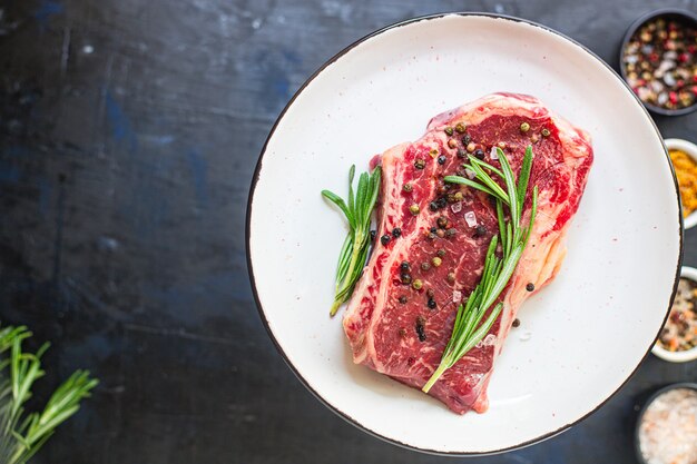 Rohes Steak Rib Eye Fleisch Rindfleisch saftig auf dem Tisch