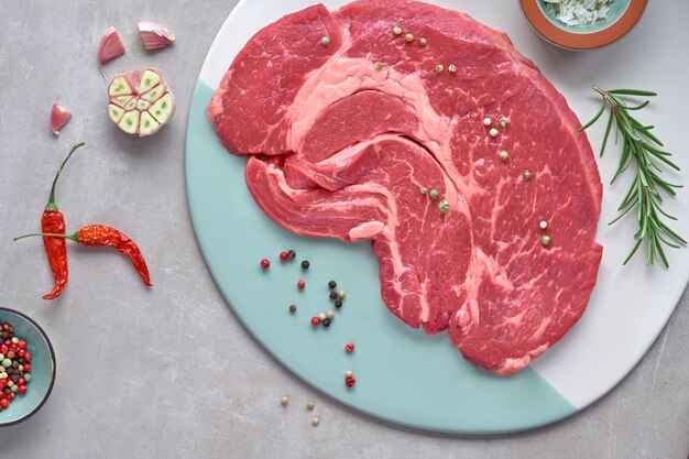 Foto rohes steakfleisch mit gewürzen und kräutern