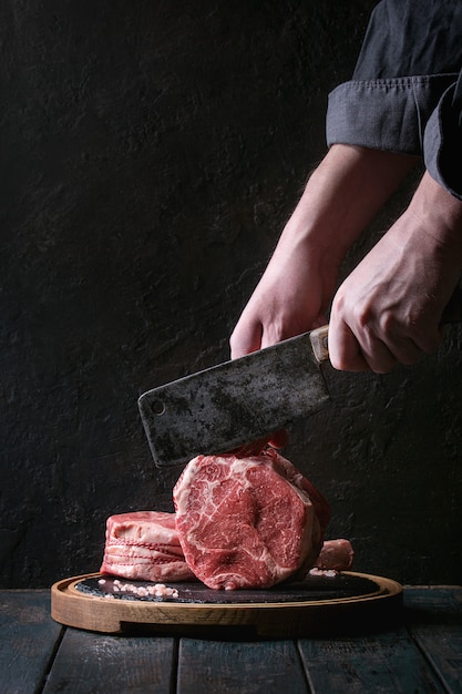 Rohes Tomahawk-Steak