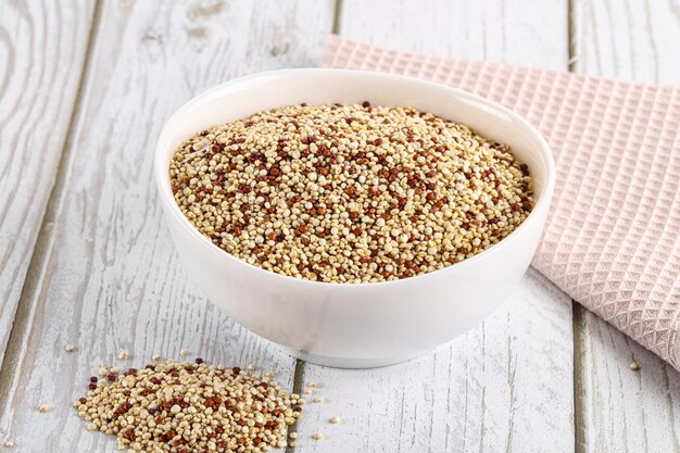 Rohes, trockenes Quinoa-Getreidekorn in der Schüssel