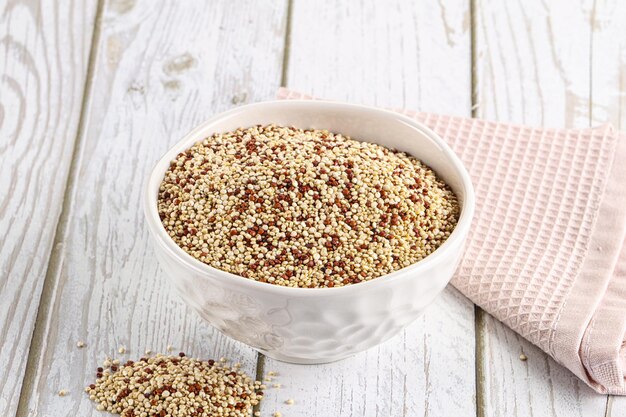 Rohes trockenes Quinoa-Getreidekorn in der Schüssel