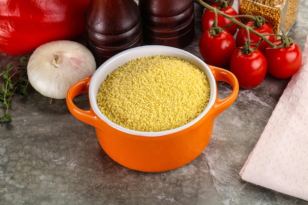 Rohes trockenes Weizen-Couscous-Korn