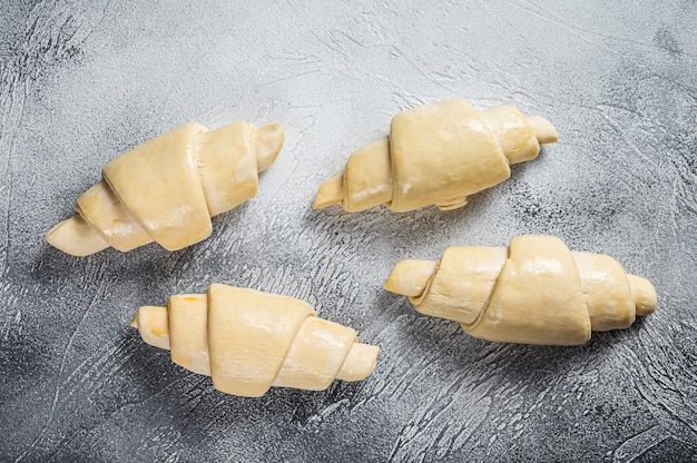 Rohes ungebackenes Croissant auf dem Küchentisch.