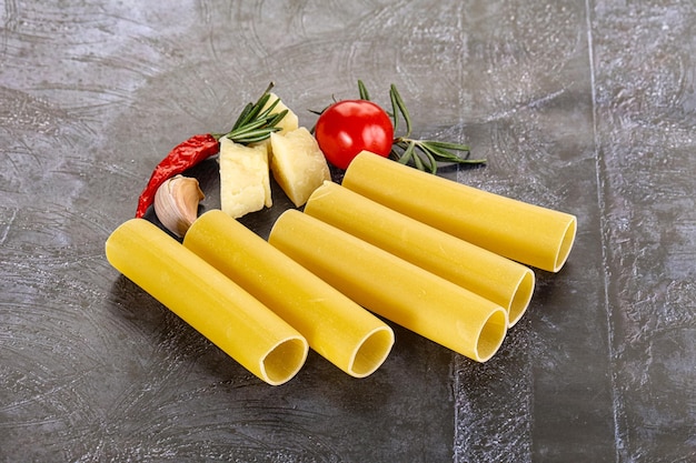 Rohes, ungekochtes italienisches Pasta Cannelloni