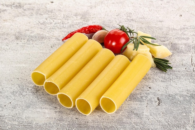 Rohes, ungekochtes italienisches Pasta Cannelloni