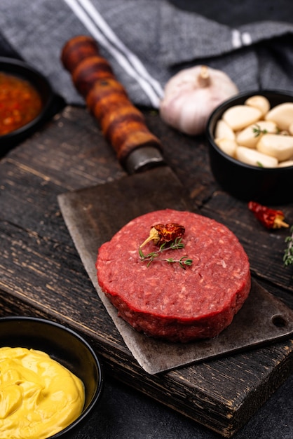 Rohes ungekochtes würziges Beefsteaks-Schnitzel