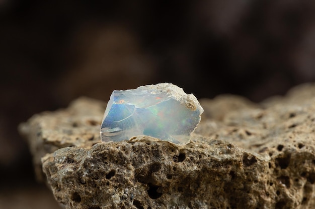 Rohes, ungeschnittenes Stück Opal-Mineralstein