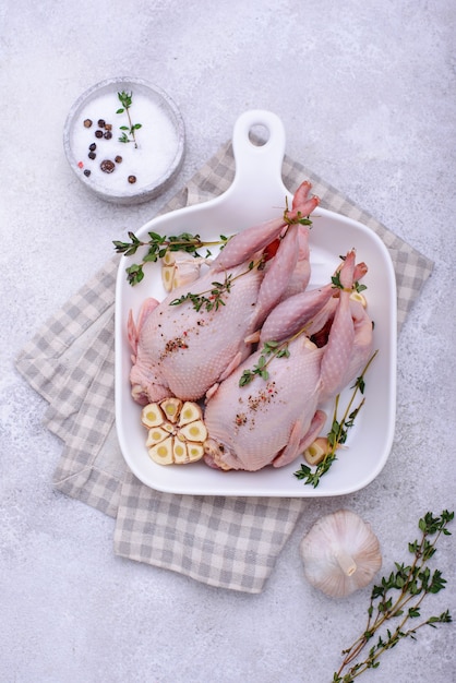 Rohes Wachtelfleisch mit Gewürzen Knoblauch und Kräutern