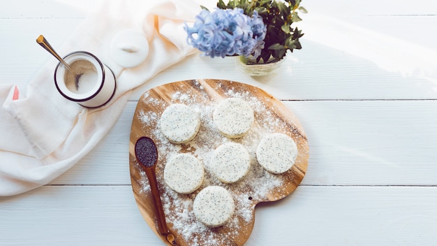 Rohkäsekuchen mit Mohn auf einer Holzoberfläche