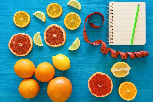 Foto rohkostschneiden und ganze zitrusfrüchte orange zitrone grapefruit