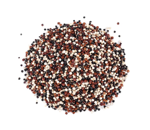 Rohmischung Quinoa (weiße Quinoa, schwarze Quinoa, rote Quinoa) isoliert auf weißem Hintergrund mit Beschneidungspfad