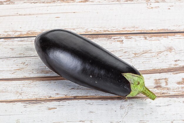 Rohre reife natürliche Auberginen zum Kochen