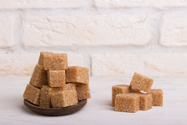 Foto rohrzuckerwürfel in einem holzlöffel