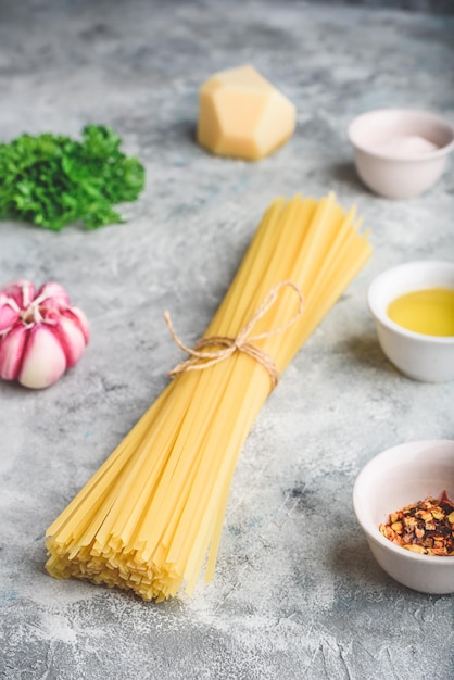 Rohstoffe für Linguine mit Olivenöl und Knoblauch