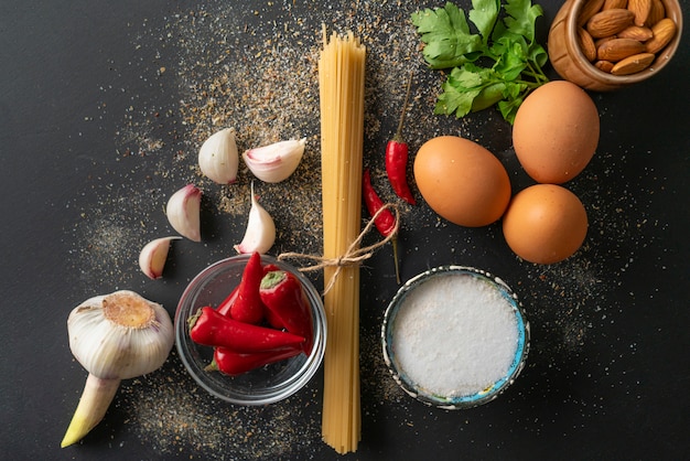 Rohstoffe zum Kochen von Spaghetti Marinara mit pochierten Eiern flach legen und Räume kopieren