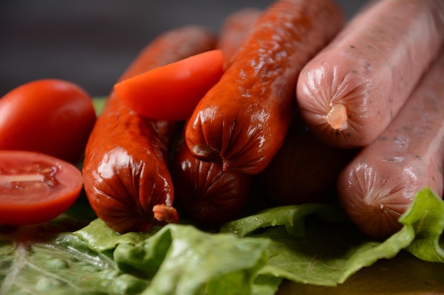 Rohwürste mit Tomaten zum Grillen.