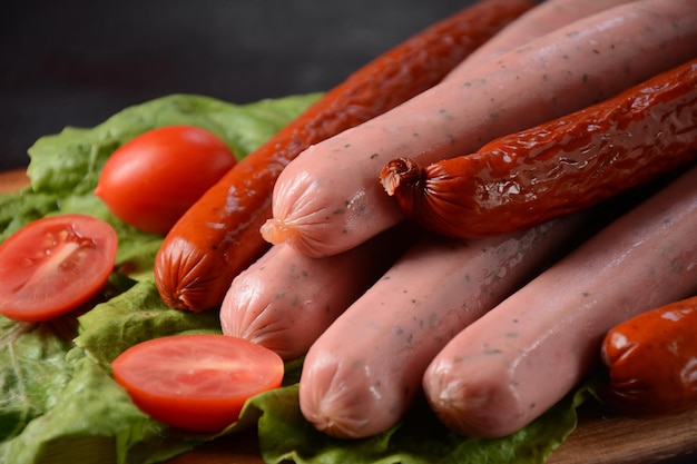 Rohwürste mit Tomaten zum Grillen.