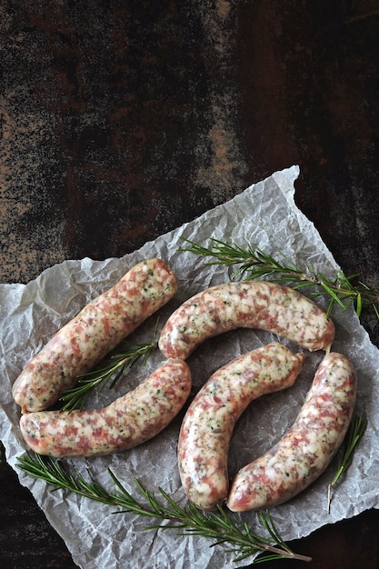 Rohwürste zum Grillen oder Grillen. Saftige bayerische Würstchen ungekocht.