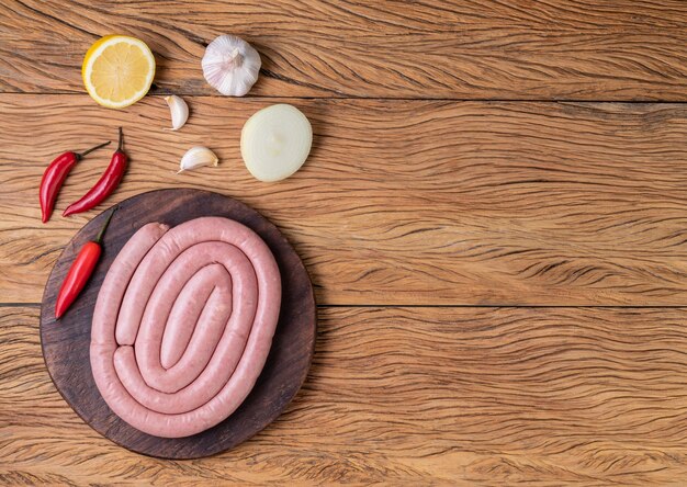 Rohwurst aus Schweinefleisch auf einem Holzbrett mit silizischen Zitronengewürzen und Kopienraum