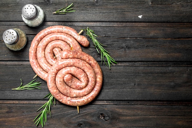 Foto rohwurst mit knoblauch und kräutern