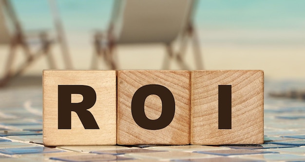ROI-Buchstaben auf Holzwürfeln Return on Investment Geschäftskonzept