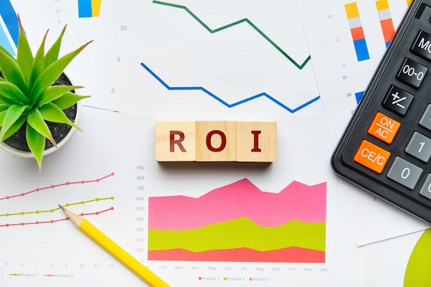 ROI com gráficos e relatórios em papel.