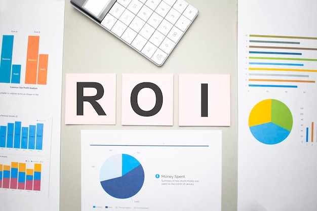 ROI-Geschäft, Suchmaschinenoptimierung, Text auf den Blättern, Diagrammen und weißem Taschenrechner