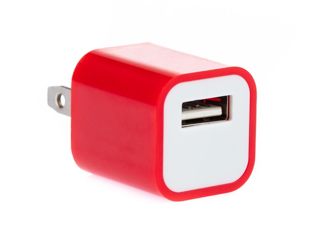 Rojo del adaptador de enchufe de alimentación USB aislado sobre fondo blanco.