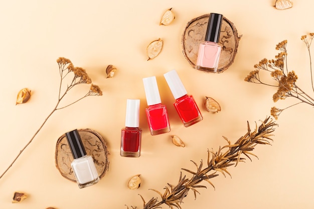 Rojo brillante y delicados tonos nude sobre una superficie natural neutra del diseño.