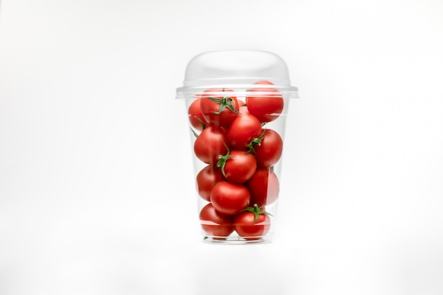 Rojo cereza, gran diseño para cualquier propósito. Mesa blanca. Espacio amarillo aislado Tomates aislados Espacio de cereza