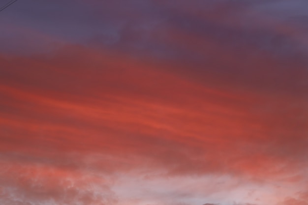 Rojo en el cielo al atardecer. Noche. Foto de alta calidad