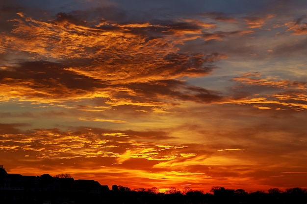 Foto rojo, cielo nublado al atardecer puesta de sol cielo rojo nube cloudscape