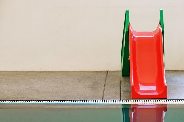 Rojo, verde, deslizador de agua en piscina