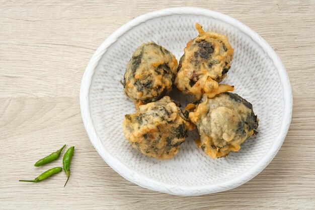 Foto rolade tahu folhas de mandioca com migalhas de tofu fritas em farinha lanche indonésio