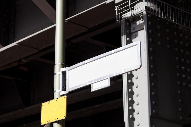 Rolamento da ponte e ponteiro de rua em branco