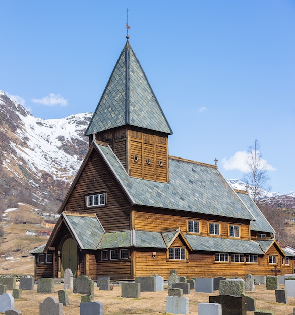 Foto roldal-daubenkirche (roldal-stavkyrkje) mit schneekappen-gebirgshintergrund