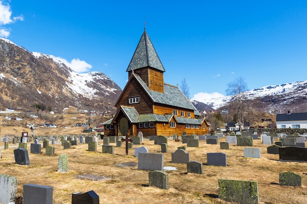 Foto roldal stabkirche (roldal stavkyrkje) mit friedhof vordergrund